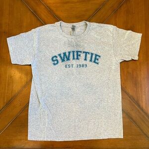 Girls Gray Graphic Tee | Swiftie Blue Glitter | Size Medium